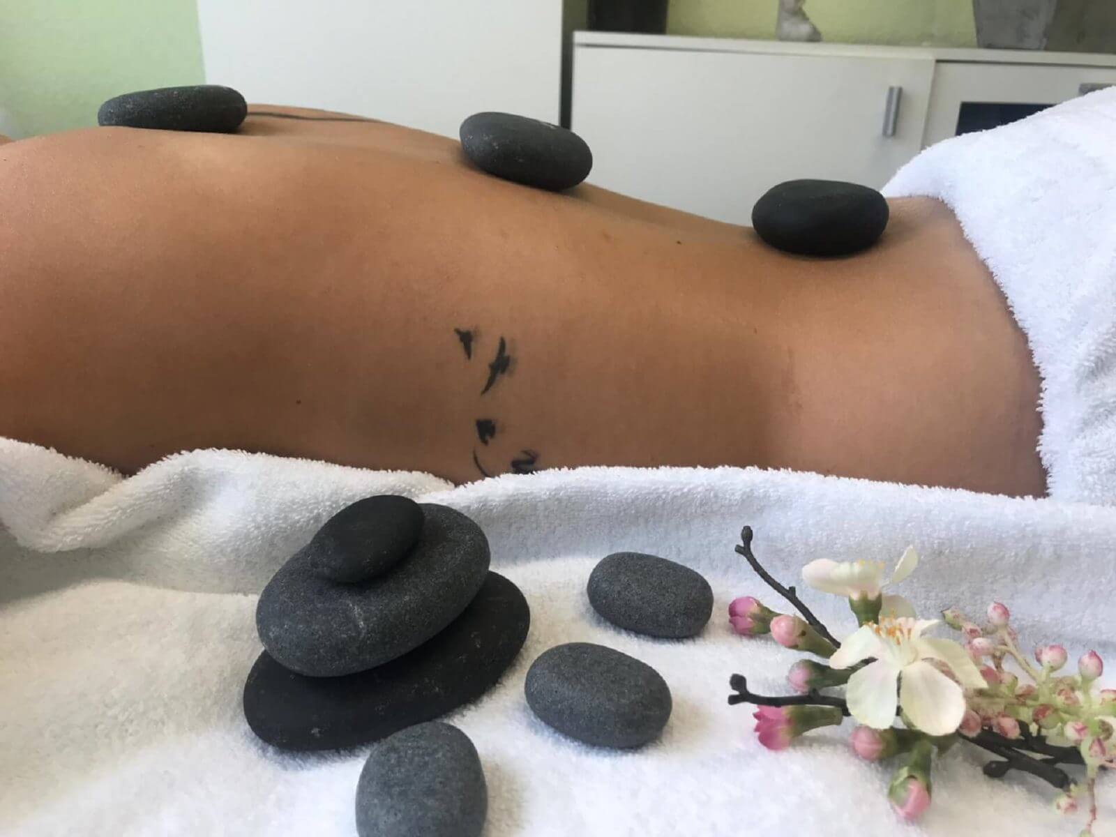 Impression von Massage mit heißen Steinen