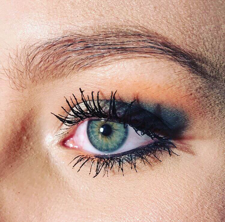 Nahaufnahme von Augenmakeup einer Frau