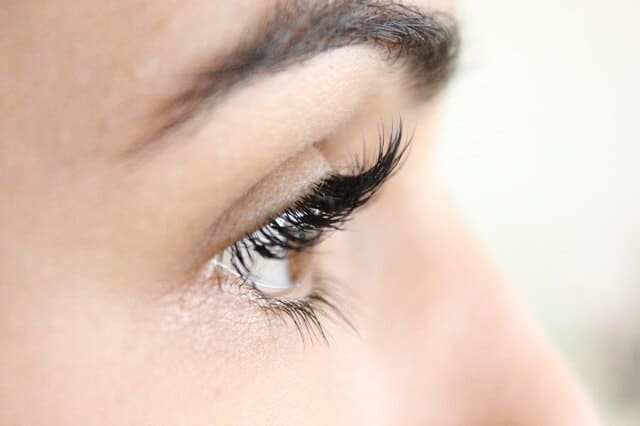 Nahaufnahme von Wimpern einer Frau