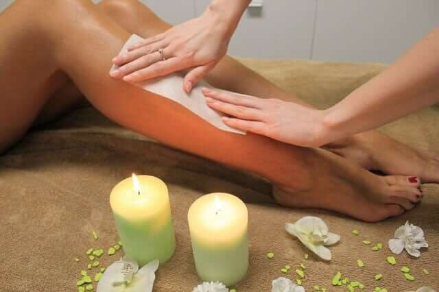 Haarentfernung an den Beinen durch Waxing