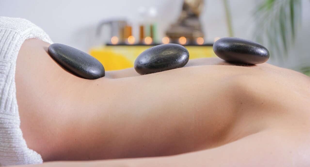 Impressionen von asiatischer Massage mit heißen Steinen