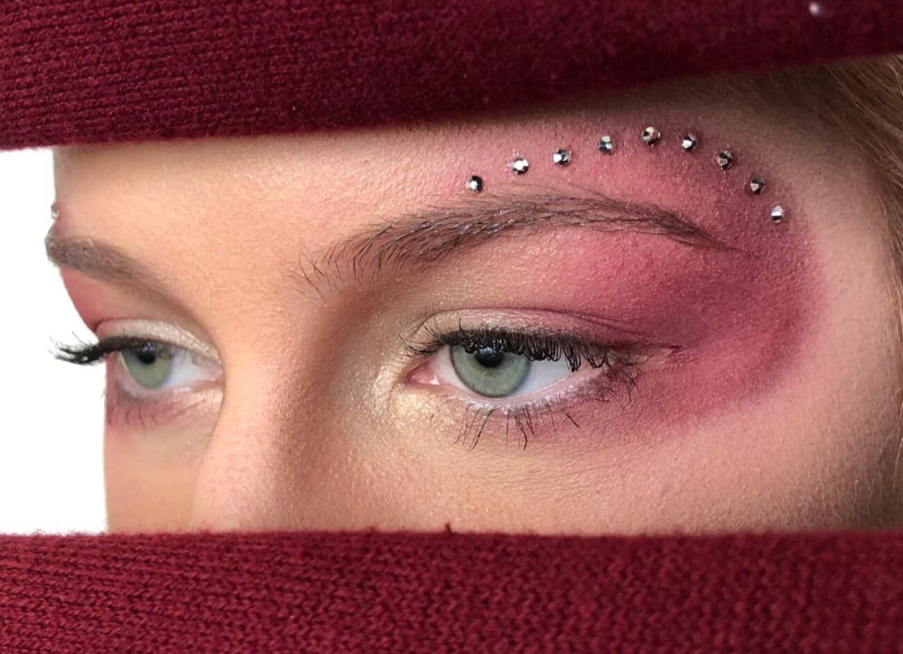 Augen-Make-up mit Strasssteinen