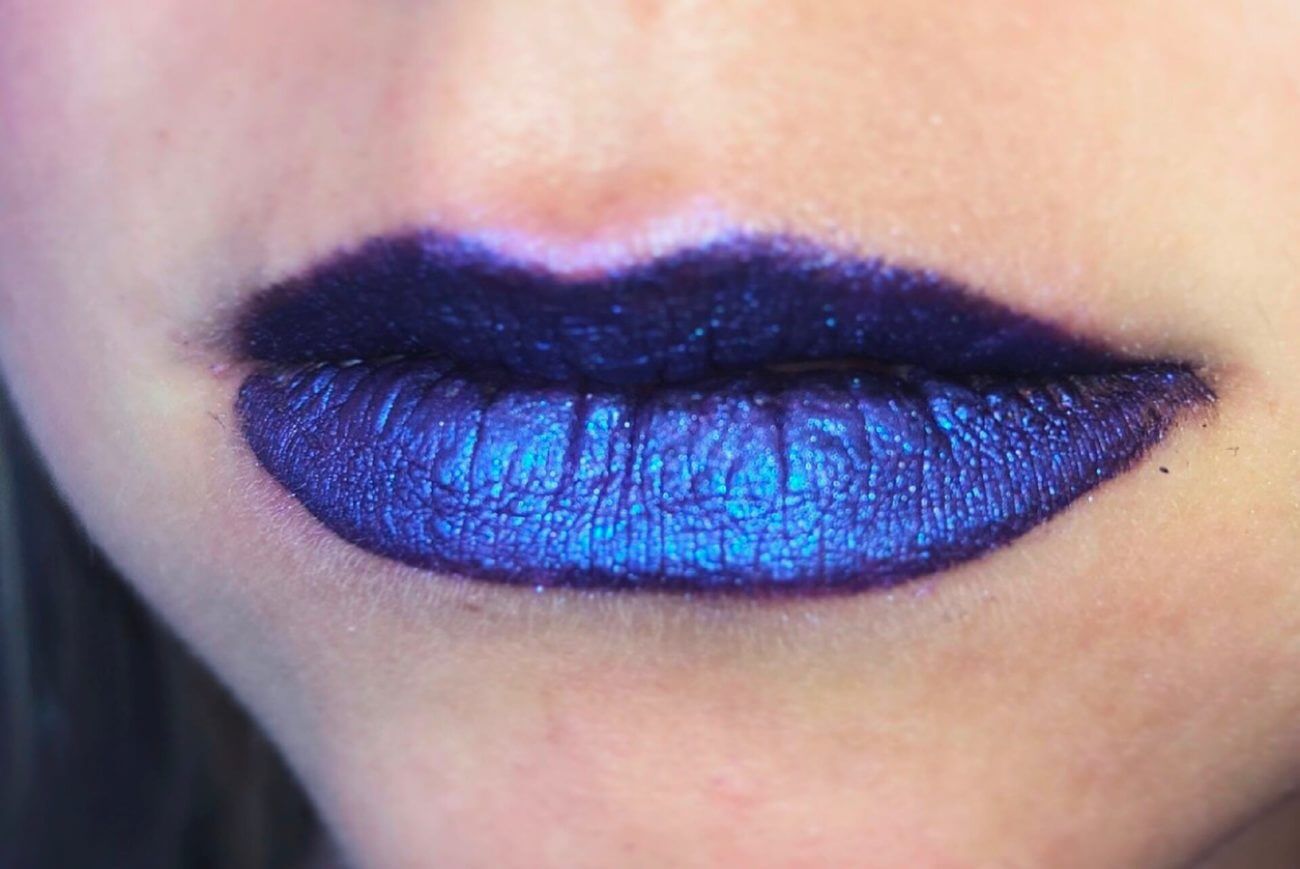 Violettes Lippen-Make-up vom Make-up-Artist