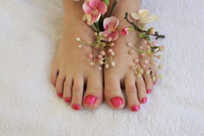Lackierte Zehennägel nach der Fußpflege-Behandlung